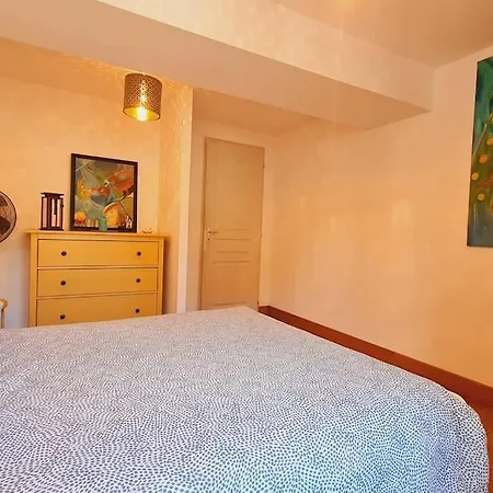 Cosy + Cool Burgundy Apartment *