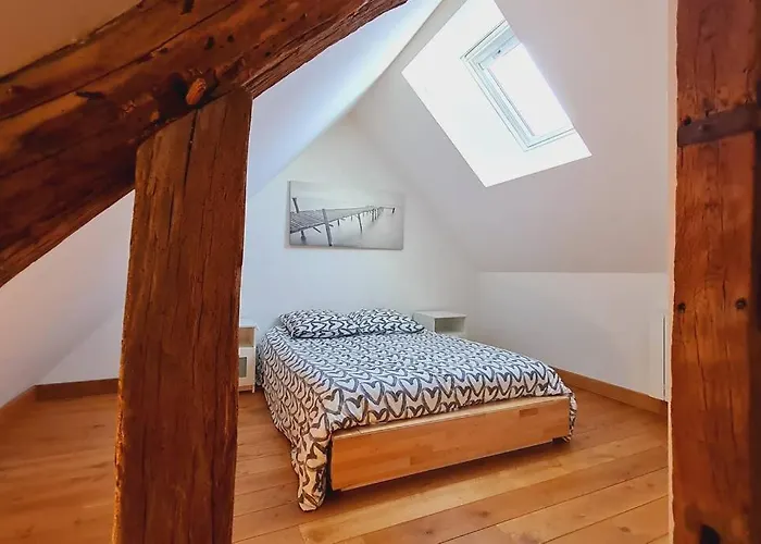 Cosy + Cool Burgundy Διαμέρισμα